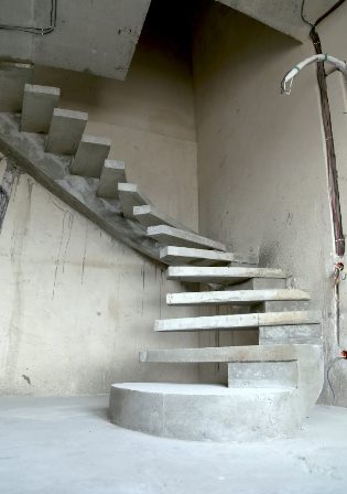 Бетонная лестница на боковом косоуре криволинейная с пригласительной ступенью
