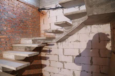 Бетонная лестница на боковом косоуре П-образная с площадками