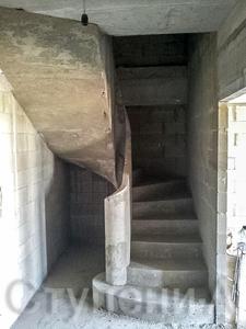 Лестница с бетонными перилами в квартире