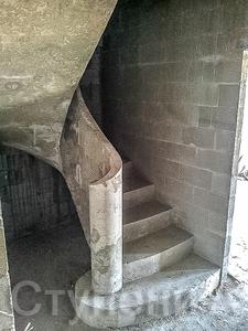 Лестница с бетонными перилами в квартире