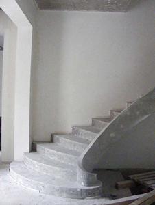 Лестница бетонная гладкоподшитая с тетивой и бочонком
