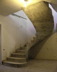 Лестница бетонная гладкоподшитая полупристенная с пригласительными ступенями