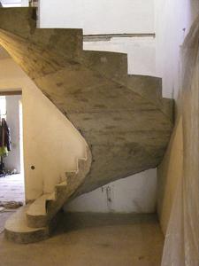 Лестница бетонная гладкоподшитая полупристенная с пригласительными ступенями