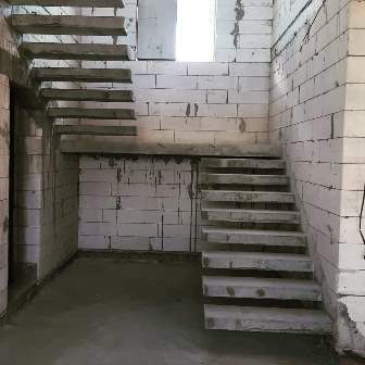 Лестница консольная с площадкой в доме