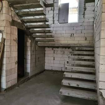 Лестница консольная с площадкой в доме