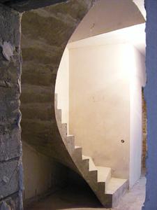 Лестница гнутая полупристенная бетонная