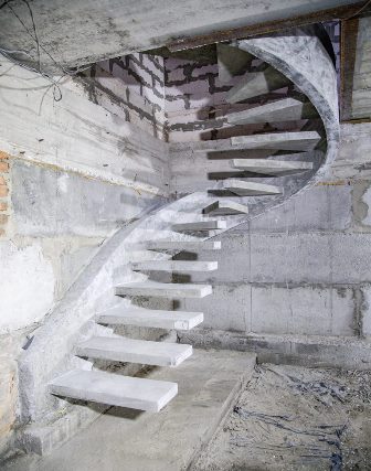 Лестница тетиво-консольная с площадкой в доме