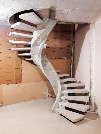 Бетонная лестница винтовая на боковом косоуре с тетивой в доме