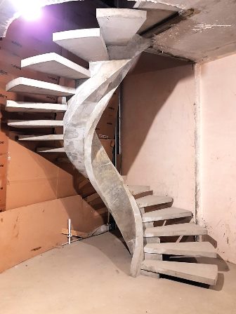 Бетонная лестница винтовая на боковом косоуре с тетивой в доме