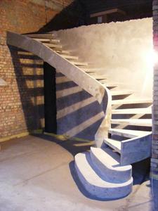 Тетивная бетонная лестница с пригласительными ступенями
