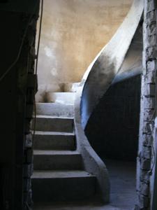 Бетонная тетивная лестница в доме