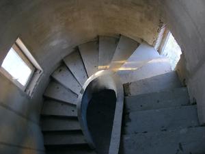 Бетонная тетивная лестница в доме