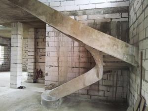 Тетивная криволинейная лестница