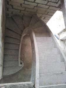 Тетивная криволинейная лестница
