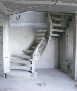 Тетивная пристенная лестница с пригласительной ступенью