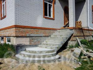 Входные бетонные ступени в дом с лестничным маршем