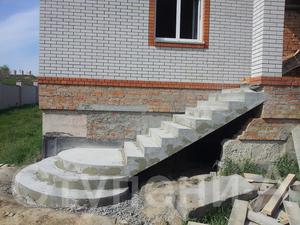 Входные бетонные ступени в дом с лестничным маршем