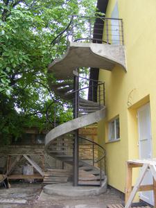 Винтовая тетивная бетонная лестница с трубой в центре