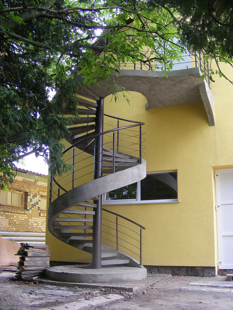Лестница бетонная винтовая тетивная на улице