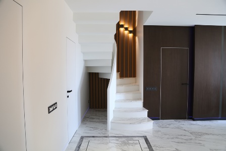 Лестница облицованная архитектурным мрамор-бетоном каррара
