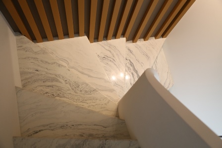 Лестница облицованная архитектурным мрамор-бетоном каррара