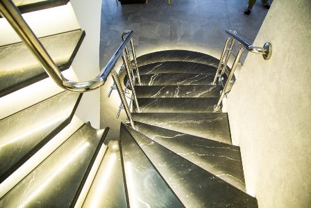 Лестница облицованная архитектурным мрамор-бетоном Неро Маркина
