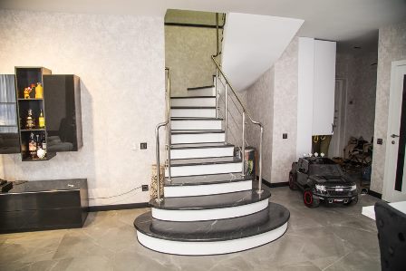 Лестница облицованная архитектурным мрамор-бетоном Неро Маркина
