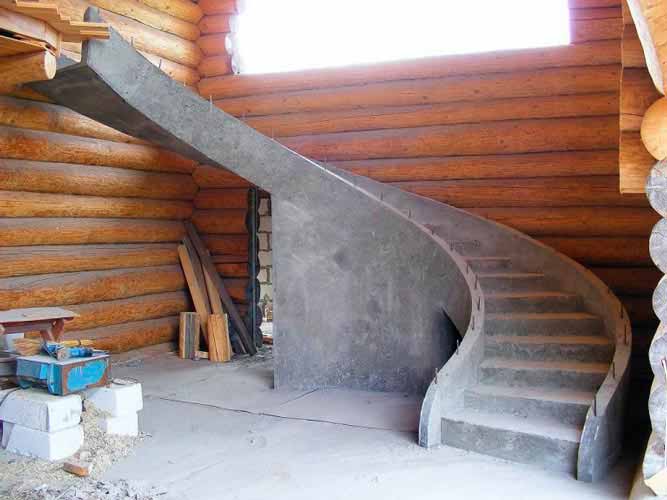 Гладкоподшитая тетивная лестница отдельностоящая в деревянном доме